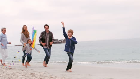 familia corriendo con una cometa