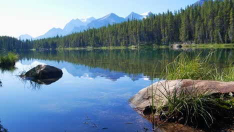 Sommer-Klarer-Blauer-Blick-Auf-Den-See-Mit-Wunderschönen-Rockies-bergen-Und-Klarem-Blauem-Himmel-Im-Sommerurlaub-In-Herbert-Lake-Im-Banff-nationalpark,-Alberta,-Kanada