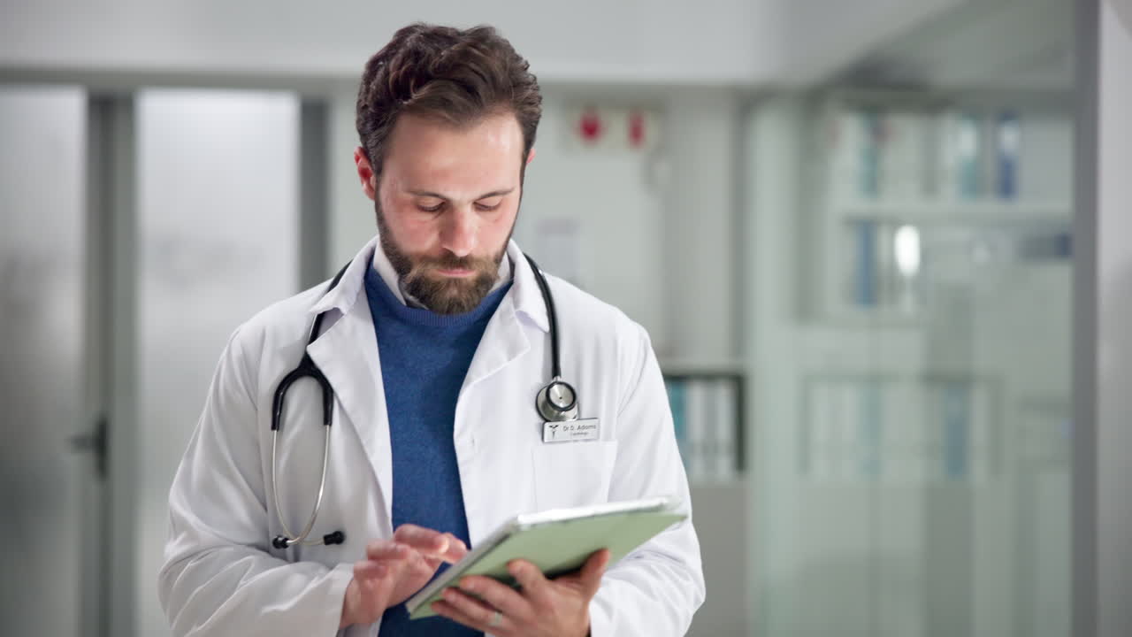 Dottore che usa il tablet in ospedale