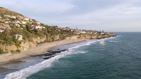 Puesta-De-Sol-Y-Mar-En-Calma-En-La-Playa-De-Los-Mil-Pasos-En-Laguna-California,-Tiro-Panorámico-De-Drones