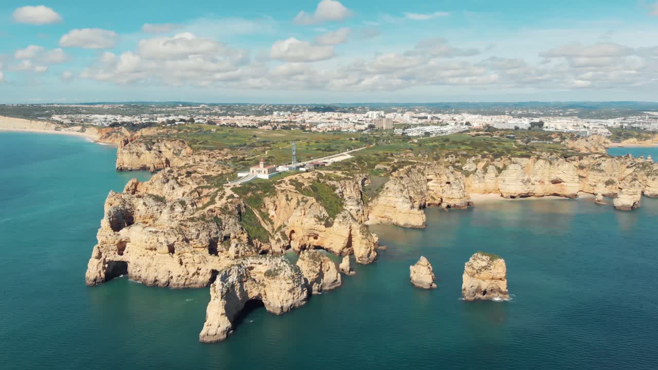 절벽과 바다가 내려다보이는 폰타 다 피에다데 등대