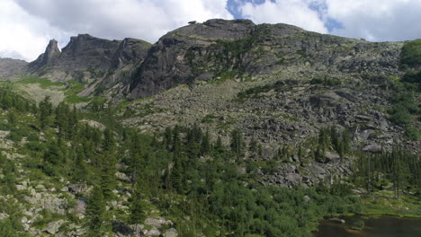 viaje a la majestuosa montaña, con vistas al sereno lago