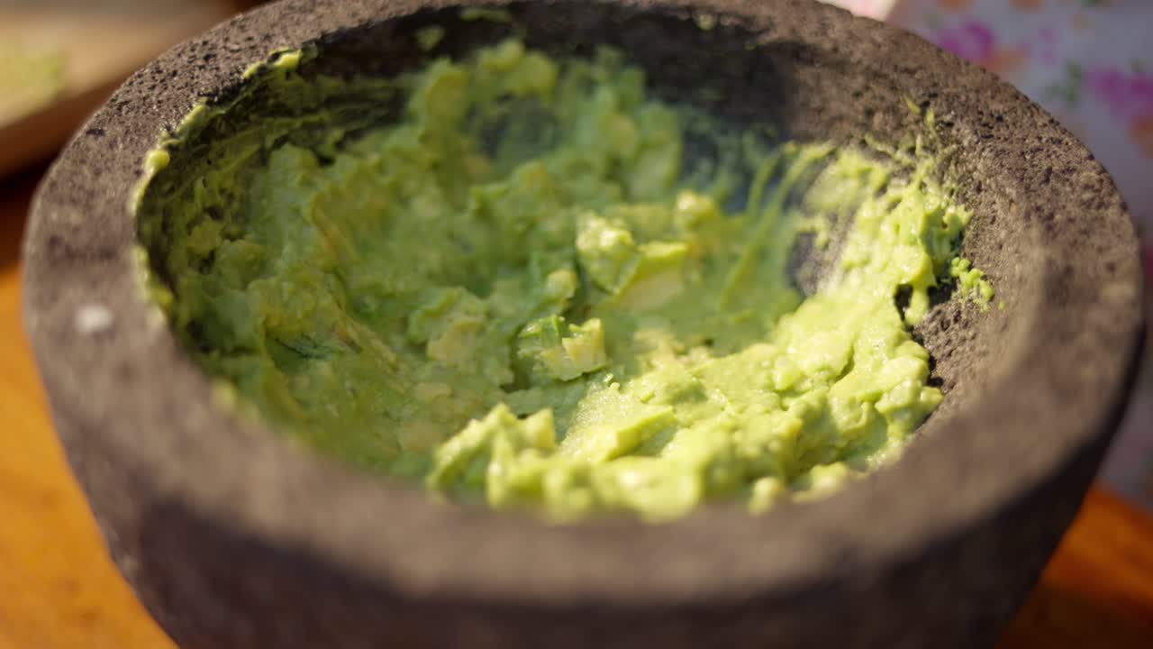 ZPOMALENÝ ZÁBĚR: GUACAMOLE NA MOLCAJETE 1.