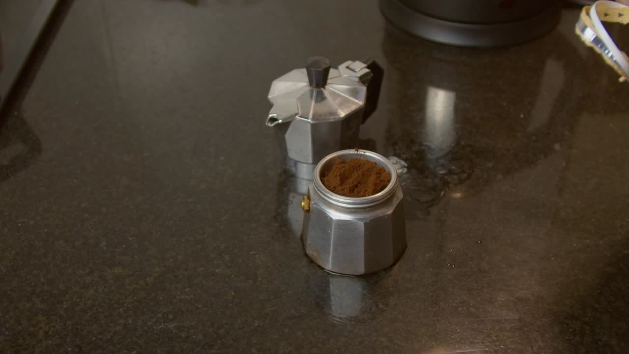 se ponen posos de café en una cafetera mokka.