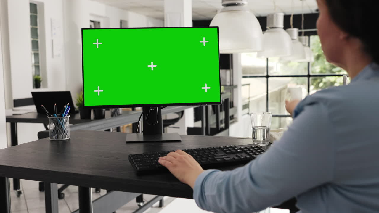empleado en el escritorio con pantalla verde