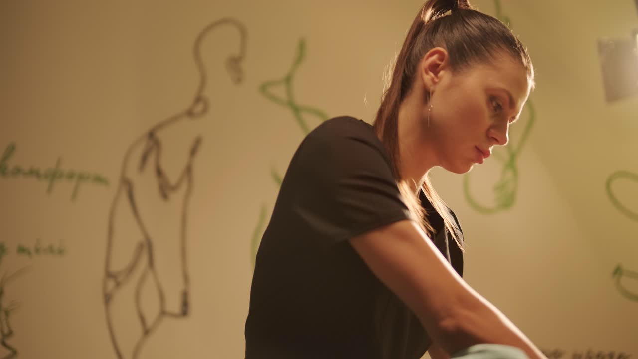 전문 마사지 테라피스트는 휴식 마사지를 수행합니다.