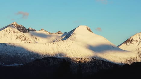 View-on-the-snowy-mountain-range-in-Norway