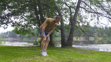 Der-Mann,-Der-Sich-Beim-Laufen-Im-Wald-Den-Fuß-Verletzte.