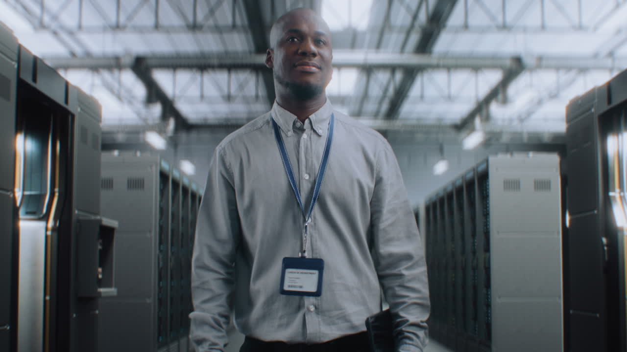 técnico informático en la sala de servidores