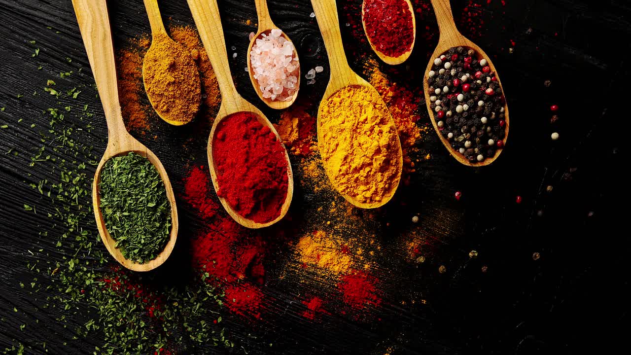 diferentes tipos de especias en cucharas