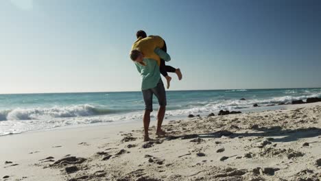 pareja enamorada disfrutando del tiempo libre en la playa juntos