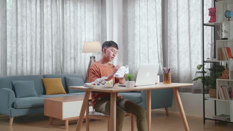 家で靴をカスタマイズする若者