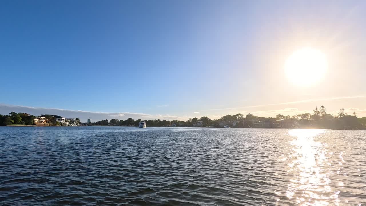 아름다운 골드 코스트 강을 따라 보트 크루즈