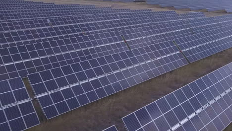 Perspektivwechsel-Aus-Der-Luft-über-Eine-Reihe-Von-Solarpaneelen-Auf-Einem-Solarpark