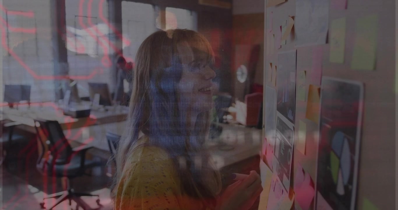 Donna che usa un pennarello su una parete di post-it, generando forme d'onda e grafici che visualizzano idee di business.