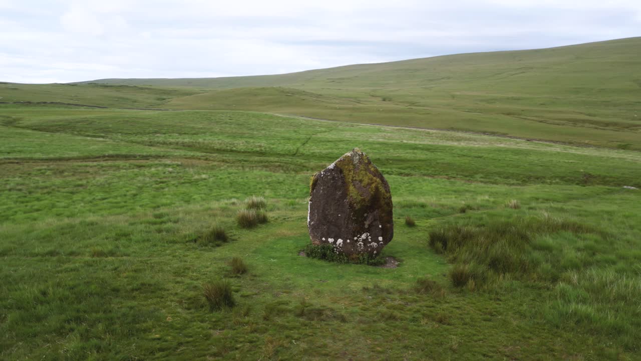 Menhir z doby bronzové ve velšské krajině, Maen Llia, letecký orbitální pohled.