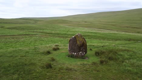 Standing-stone-from-Bronze-age-in-Welsh-countryside,-Maen-Llia,-aerial-orbital