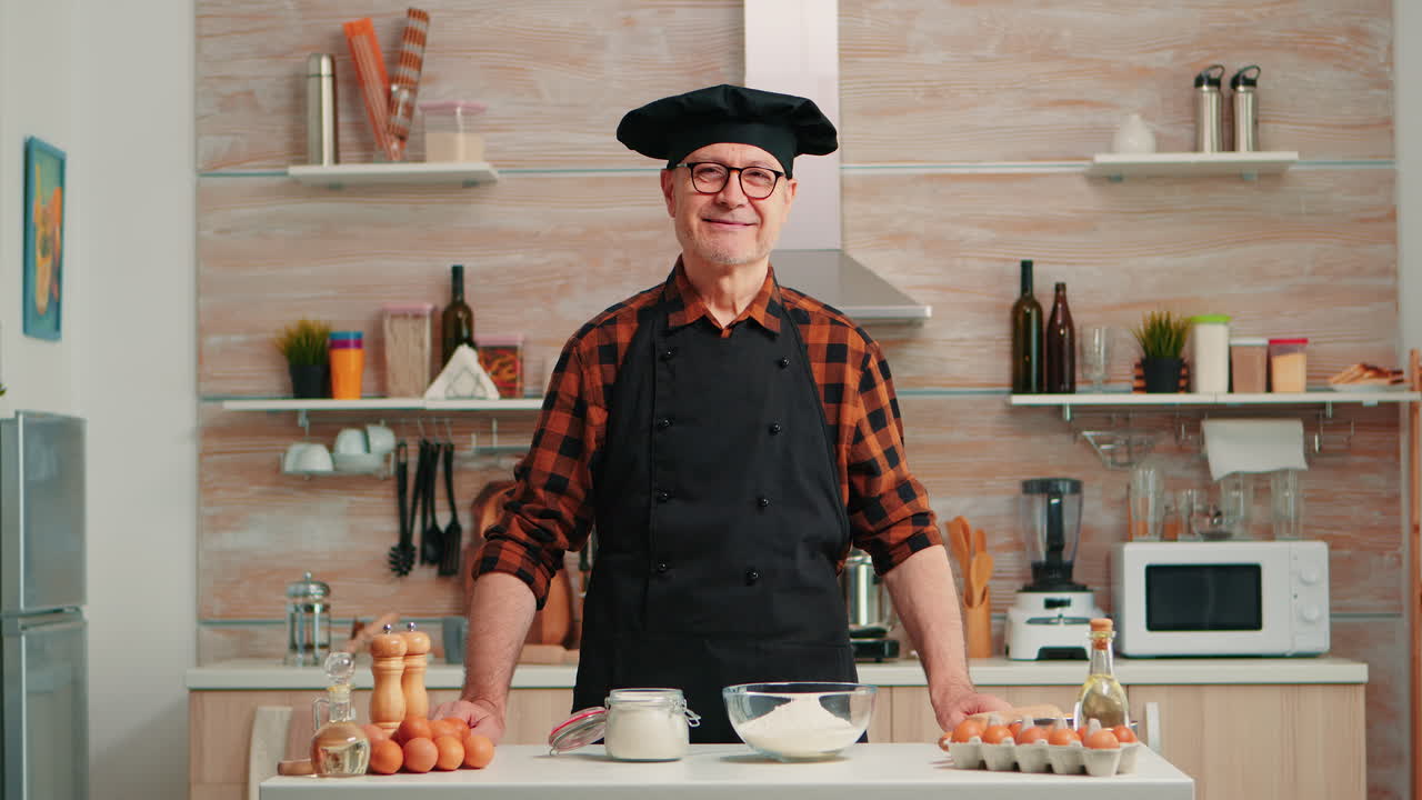 retrato de un chef con un sombrero mirando a la cámara
