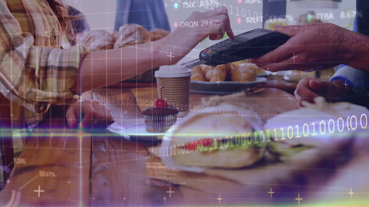 카페에서 지불을 하기 위해 신용 카드를 사용하는 여성의 중간 섹션에서 데이터 처리의 애니메이션