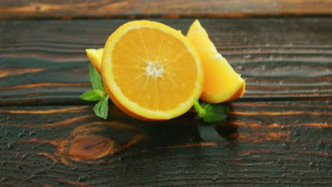 naranja cortada madura en la mesa
