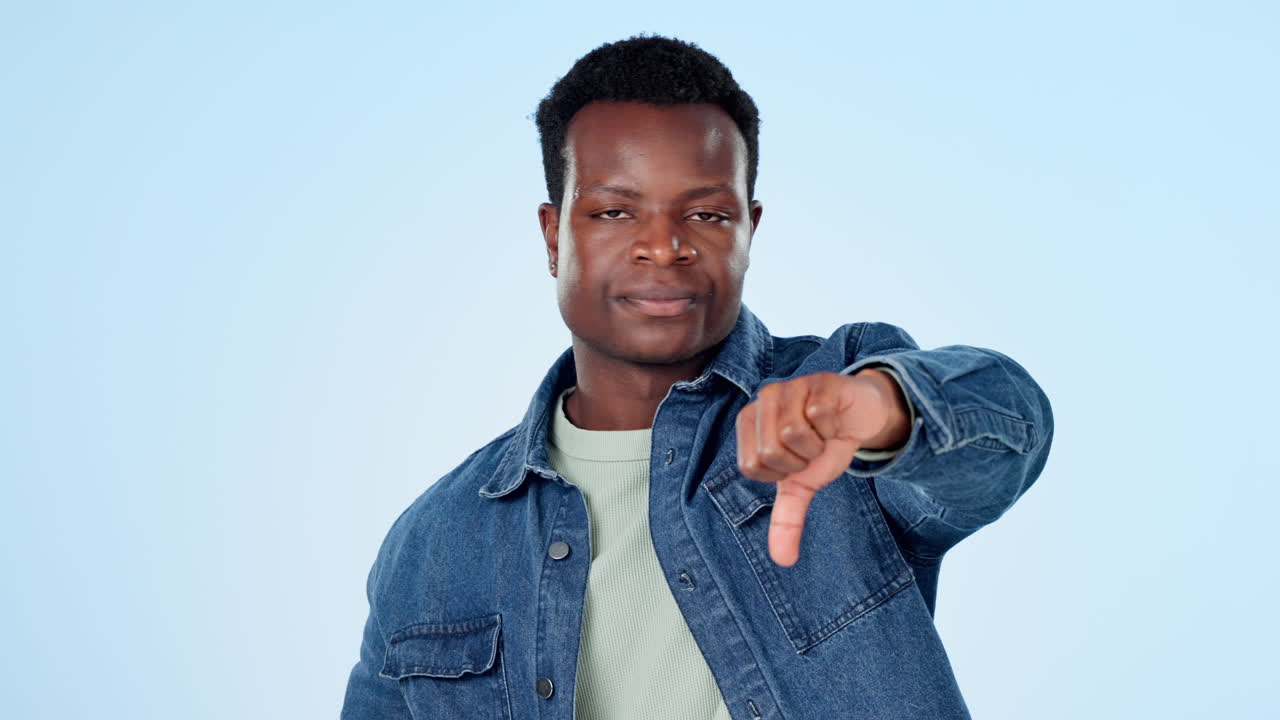 hombre, voto y pulgares hacia abajo con retroalimentación