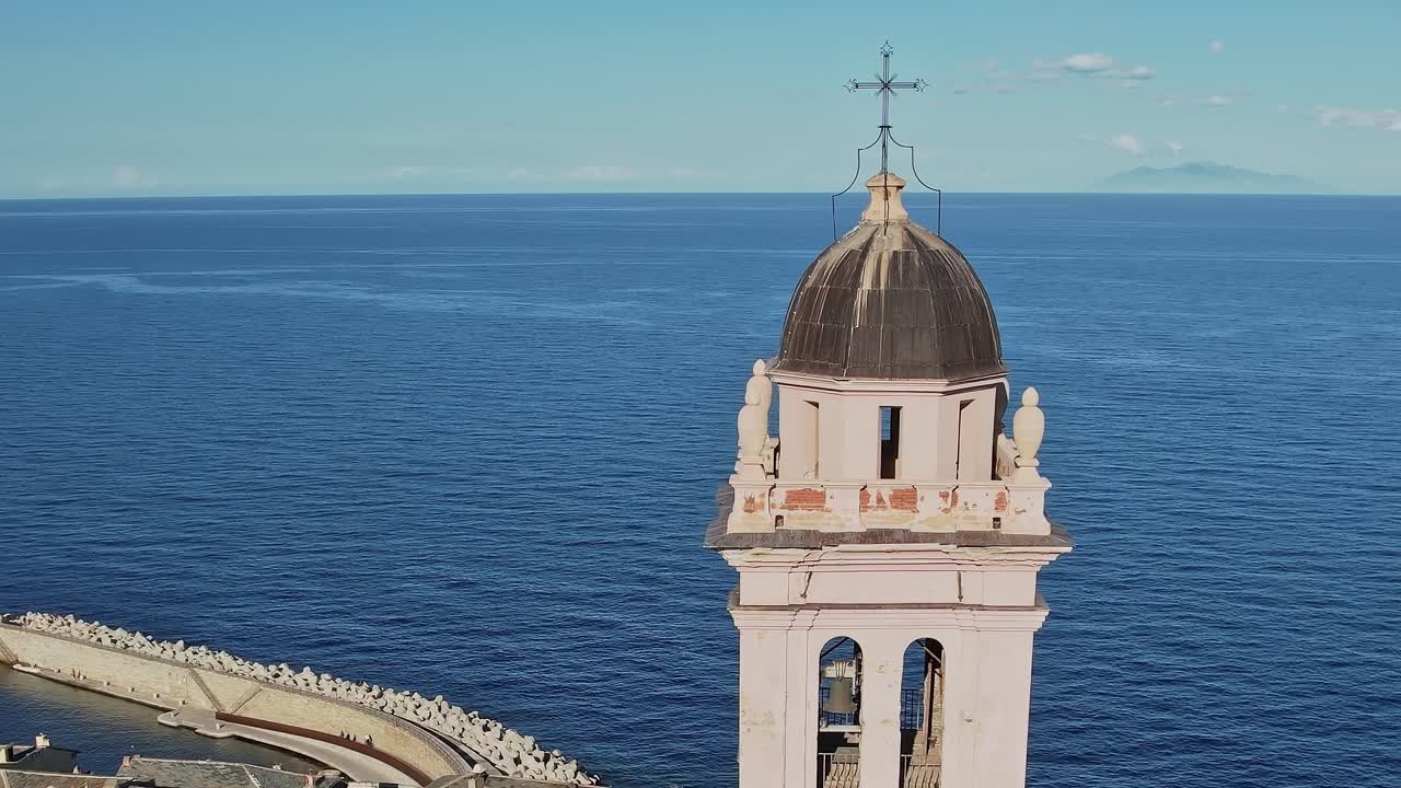 Vista della costa della Corsica con faro e campanile che si affacciano sul mare