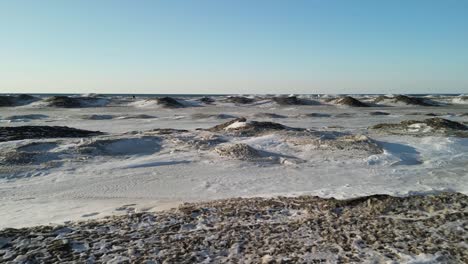 playa wasaga durante el invierno por la tarde con olas congeladas