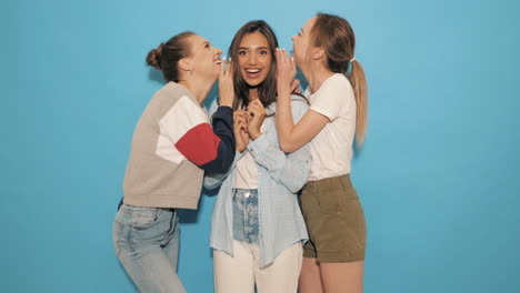 tres mujeres susurrando
