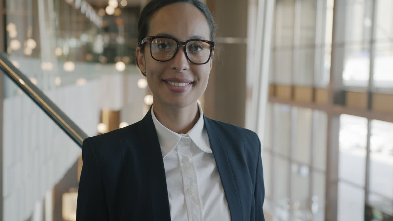 mujer de negocios en la oficina moderna