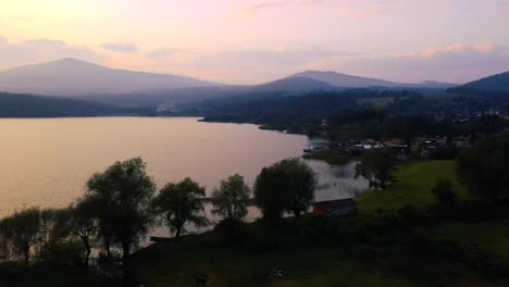 &quot;lago-Tzirahuén-En-Michoacán,-México,-Cautiva-Con-Su-Belleza-Natural:-Aguas-Cristalinas-Rodeadas-De-Montañas,-Un-Paraíso-Sereno-Y-Encantador