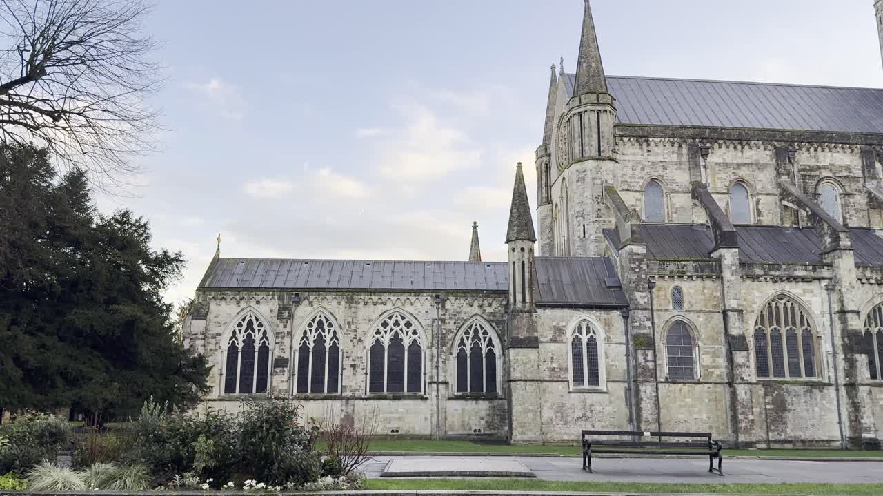 Navata laterale di cattedrale gotica con archi rampanti a Chichester, Inghilterra.