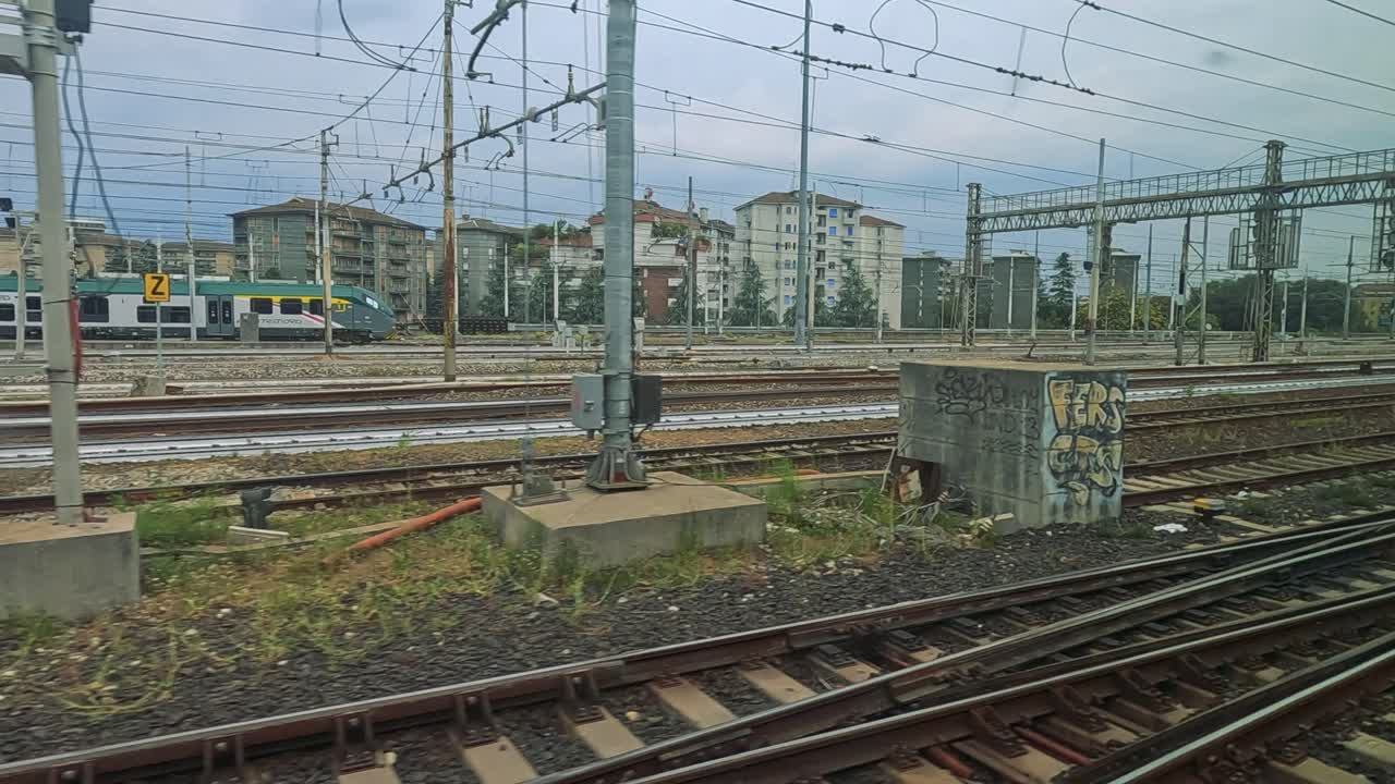 이탈리아 나폴리 의 도시 풍경 을 지나가는 열차