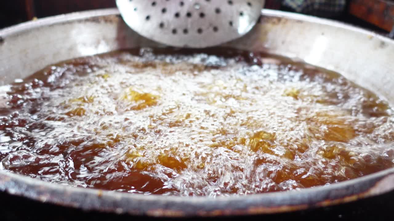 큰 비 에 김 을 하고 있는 음식