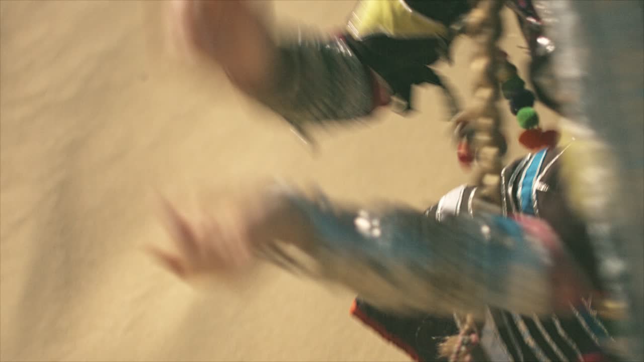 집시 여자가 사막에서 손뼉을 치고 있다