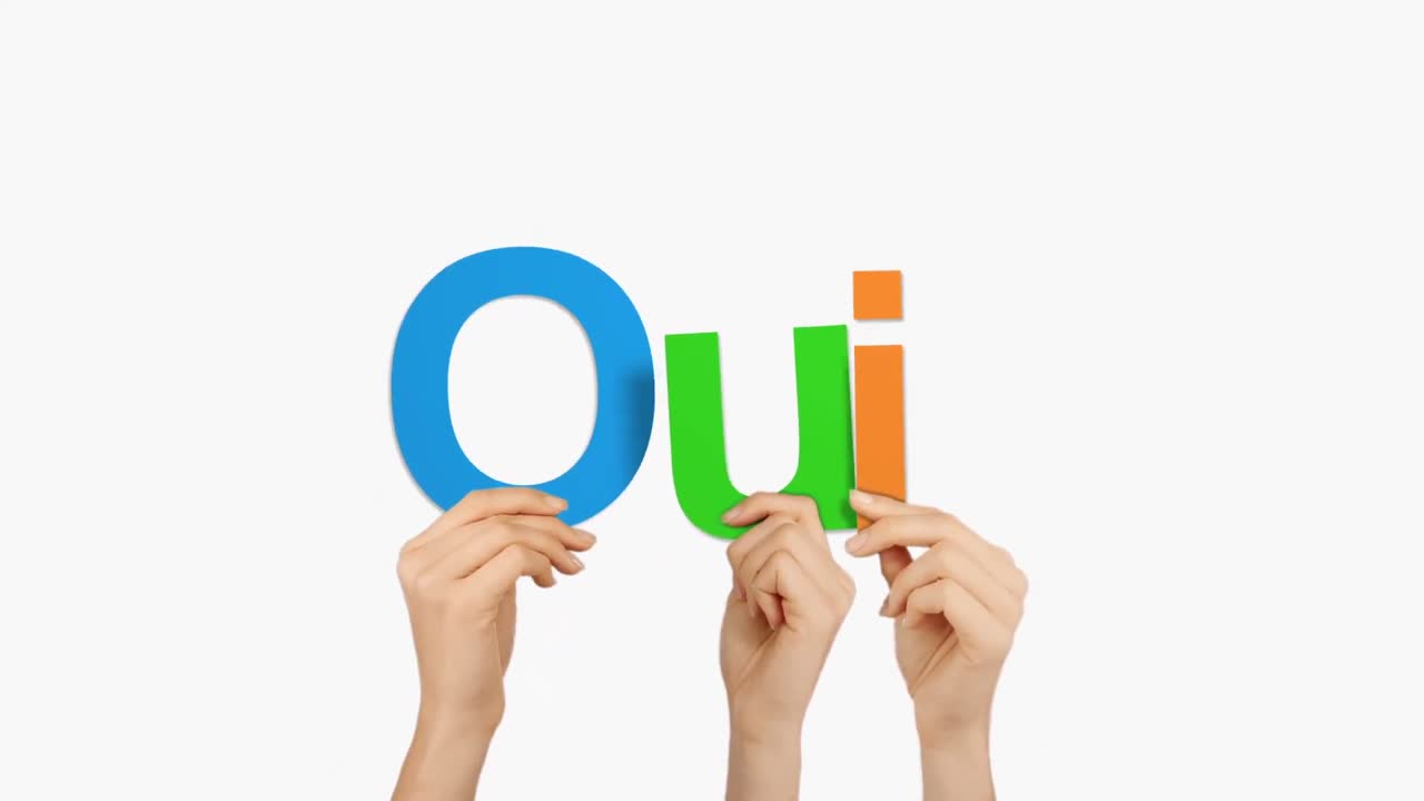 mujer con la mano sosteniendo las letras q, u e i