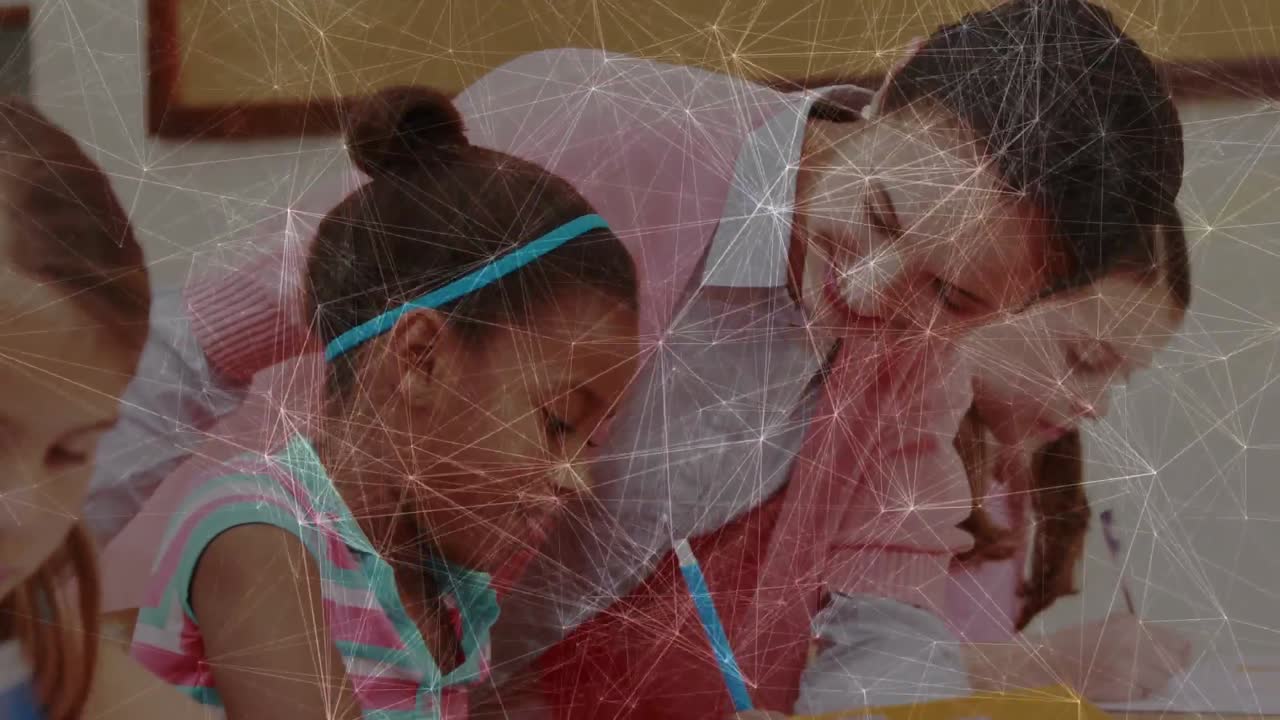 Insegnante che indica un quaderno facendo apparire un'icona animata a forma di matita in classe mentre uno studente scrive per imparare.