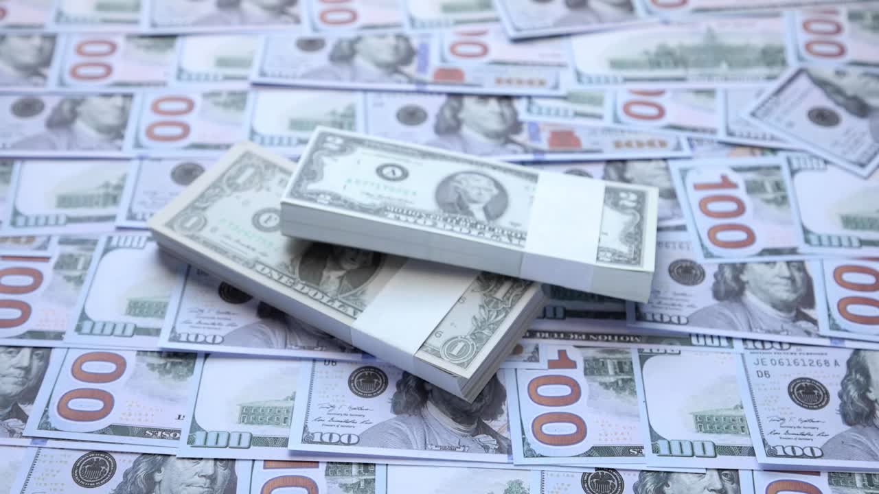 절단 경로로 미국 달러 어리를 떨어뜨리는 사람.