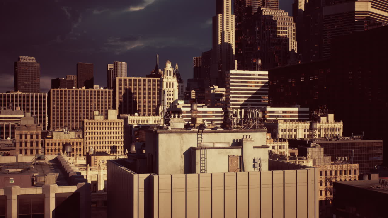 폭풍우 가 있는 가을 에 회색 구름 이 있는 도시 의 스카이라인