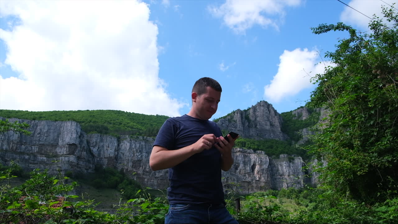 휴대폰으로 셀카를 찍는 청년