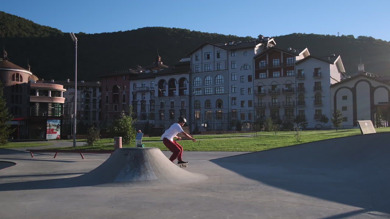 patinador en un parque de patinaje de la ciudad