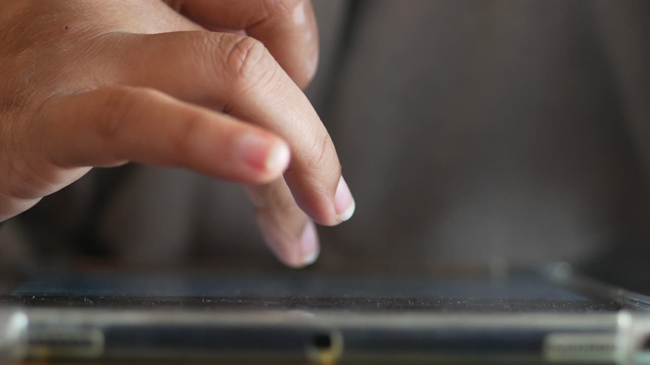 태블릿을 사용하는 사람