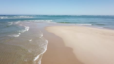 Fegende-Luft-über-Leeren-Strand-An-Einem-Sonnigen-Tag-In-Ilha-De-Armona,-Portugal,-Neigung
