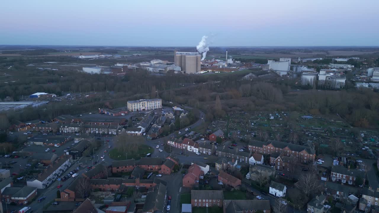 Bury St Edmunds i England i skumringen, viser boligområder og industribygninger i det fjerne, luftfoto