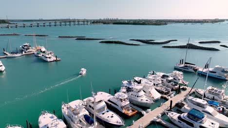 Fischerboot-Verlässt-Den-Yachthafen-In-Fort-Pierce,-Florida