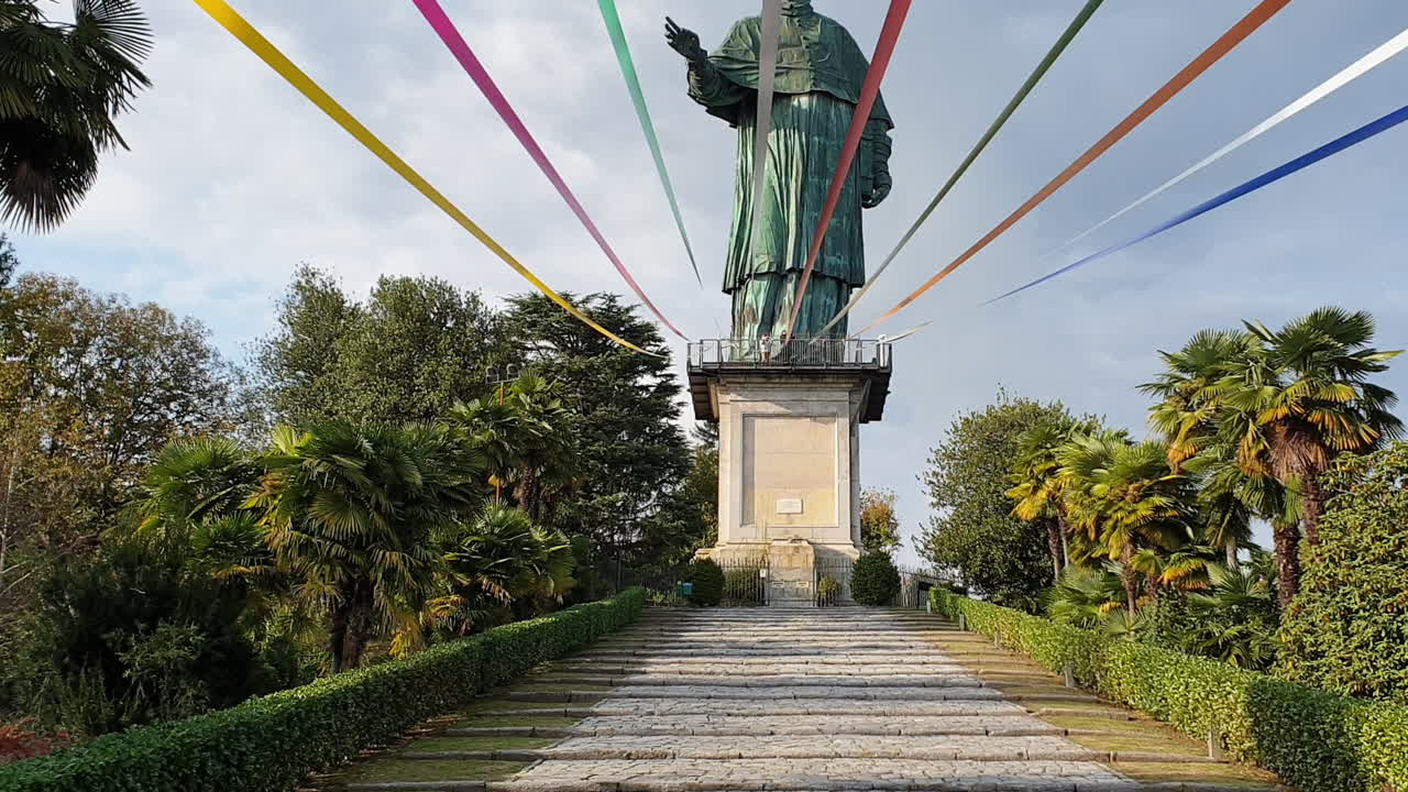 escaleras exteriores de la estatua de san carlo en arona, italia