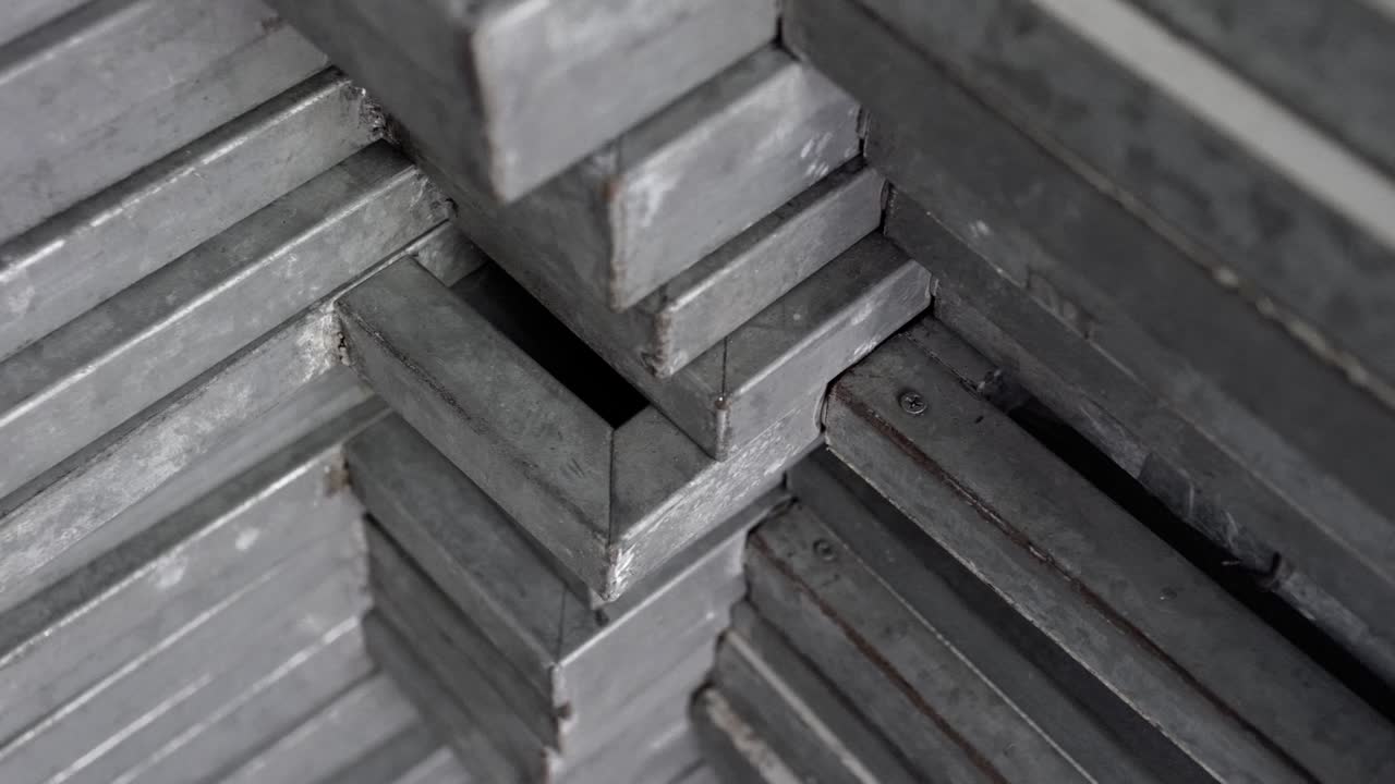 los materiales reciclables de metal están ordenadamente dispuestos. la apariencia es antigua. la inclinación es de derecha a izquierda.