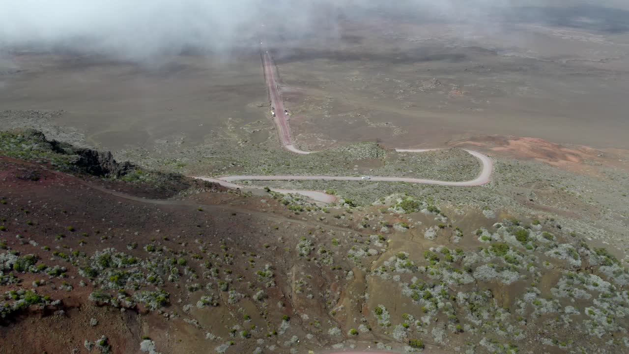 una mosca sobre la carretera del volcán activo en la isla de la reunión