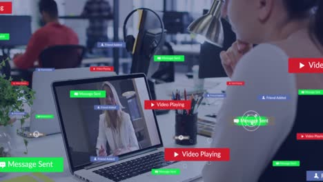 animación de iconos de las redes sociales contra una mujer caucásica haciendo una videollamada en una computadora portátil en la oficina