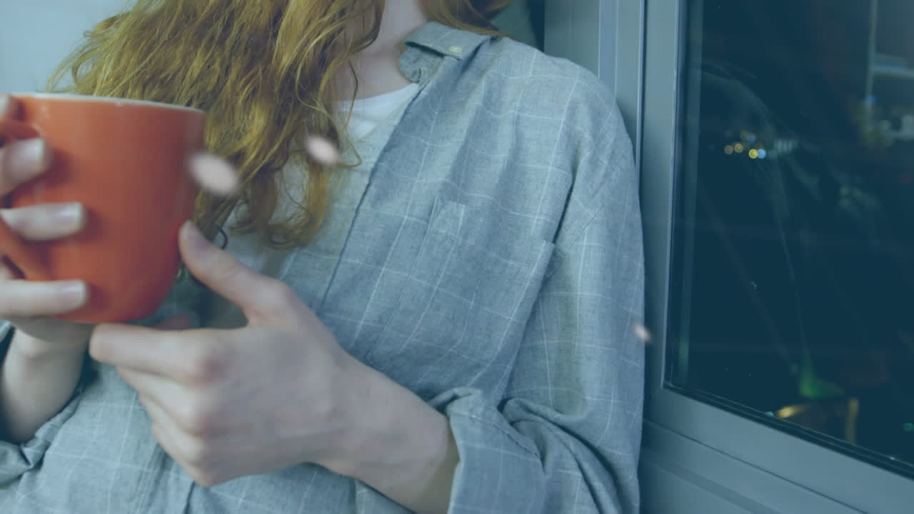 커피를 마시는 백인 여성에 대한 금융 그래프와 데이터의 애니메이션