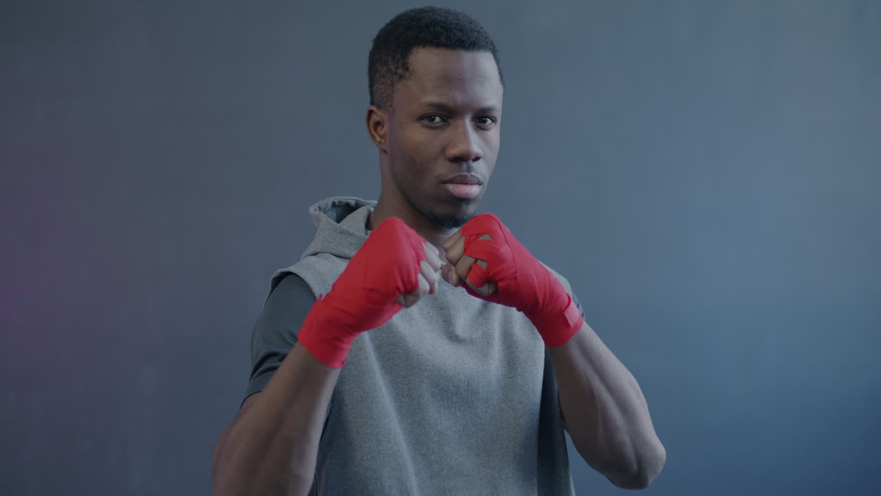 hombre en postura de boxeo